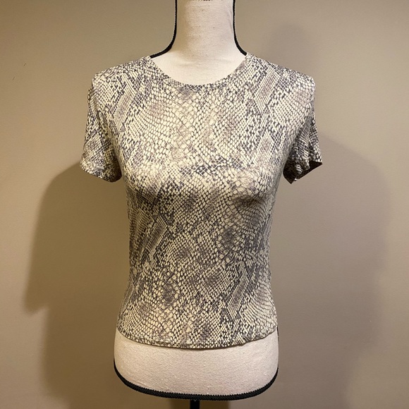 Aritzia Babaton Gray Green Snake Skin Tee Shirt - Picture 2 of 8